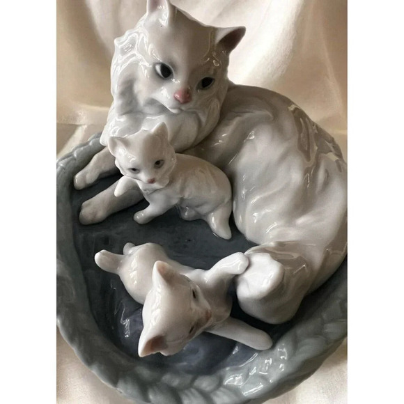 LLADRO #6652 "Kitty Care" Mother Cat in Basket w/ Kittens original box. New - Picture 2 of 13